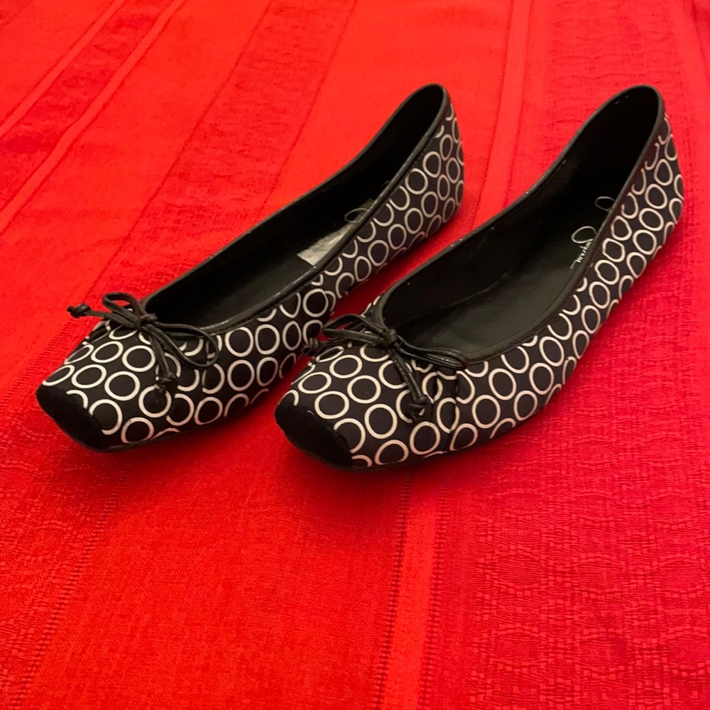 Jessica Simpson Super cute ballet-like black and white shoes (OLCC-AF)